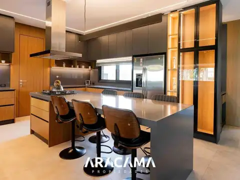 Casa 7 ambientes con 6 baños