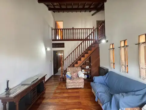 VENTA! Casa tipo duplex de 3 amb c/ cochera - Barrio Guemes