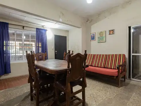 VENTA CASA 5 AMB + LOCAL + COCHERA  A REFACCIONAR
