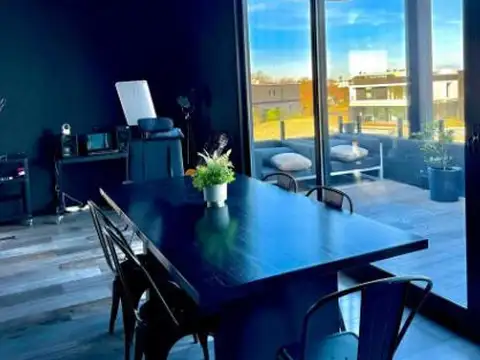 Casa en Alquiler con 10 cocheras