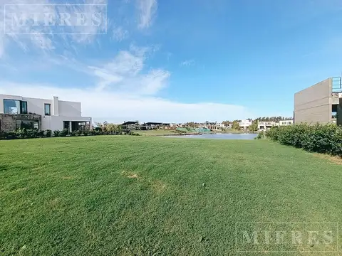 Lote a la laguna en venta en Barrio Carpinchos, Nordelta