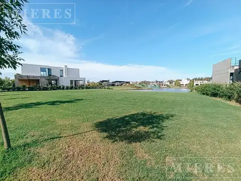 Lote a la laguna en venta en Barrio Carpinchos, Nordelta