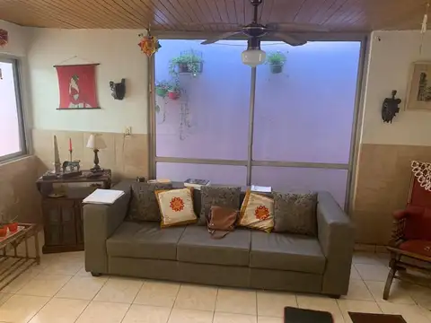 AMPLIO TIPO CASA 4 HABITACIONES CON FDO. LIBRE TOTAL 215 m2