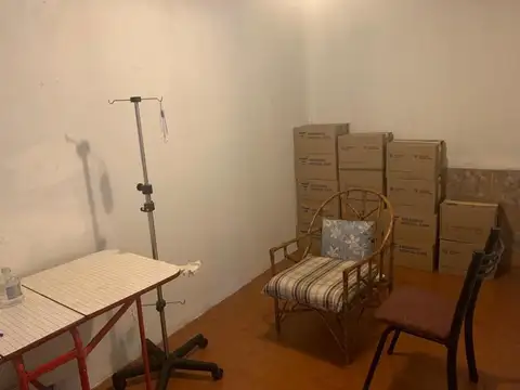 AMPLIO TIPO CASA 4 HABITACIONES CON FDO. LIBRE TOTAL 215 m2