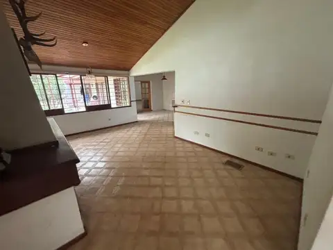 Casa en Alquiler con 4 cocheras