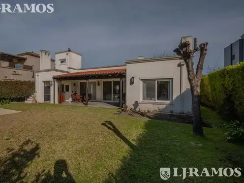 Casa en una sola planta en venta y/o alquiler en Santa Bárbara.
