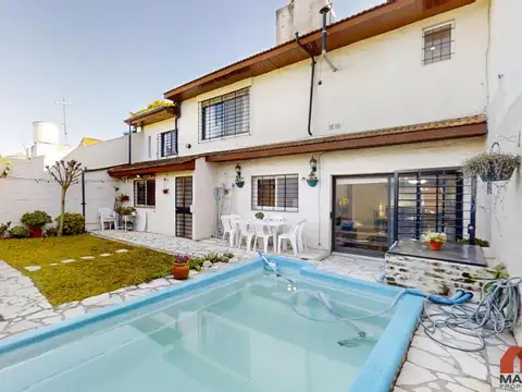 Casa en Venta de 6 Ambientes en Olivos con Jardín y Pileta