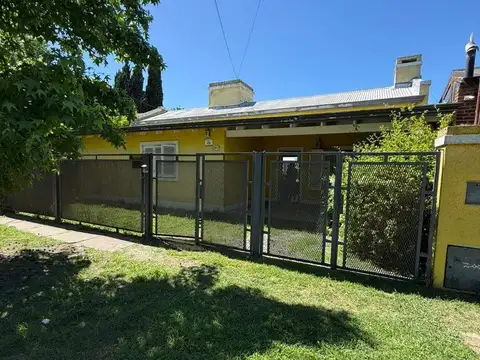 471 Esq 21 A-Casa de 3 dormitorios con parque y pileta, entre caminos, City Bell