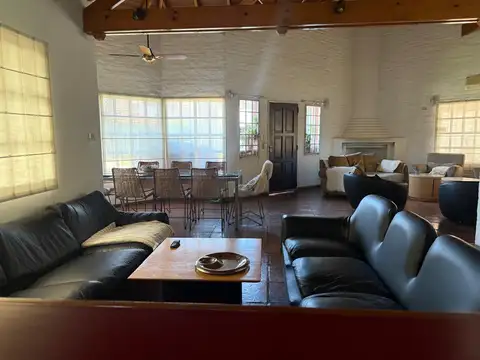 Casa en Venta con 2 cocheras