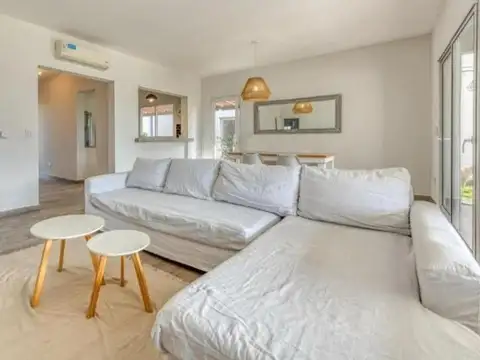 Casa en Alquiler con 4 cocheras