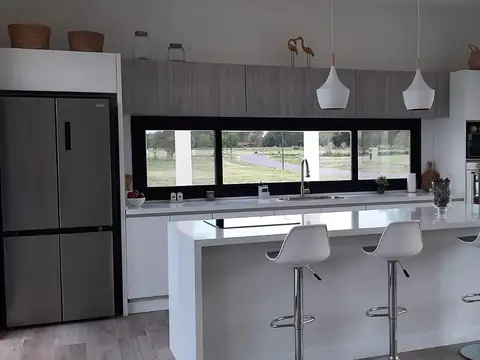 Casa 4 ambientes con 3 baños