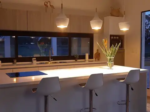 Casa en Alquiler con 2 cocheras