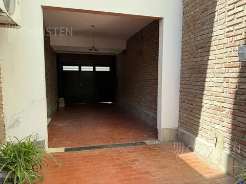 Casa en Alquiler con 1 cochera
