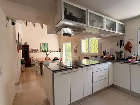 Casa en venta Barrio Dalvian 5 dormitorios lavandería patio