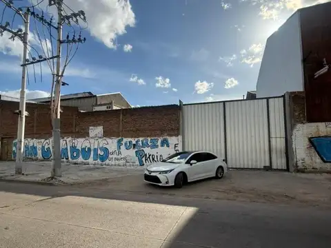 Importante terreno en Venta  2500 mts Zona industrial