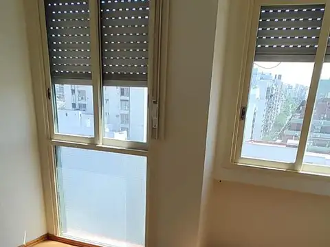 Alquiler 2 ambientes en Almagro. Piso alto. Impecable