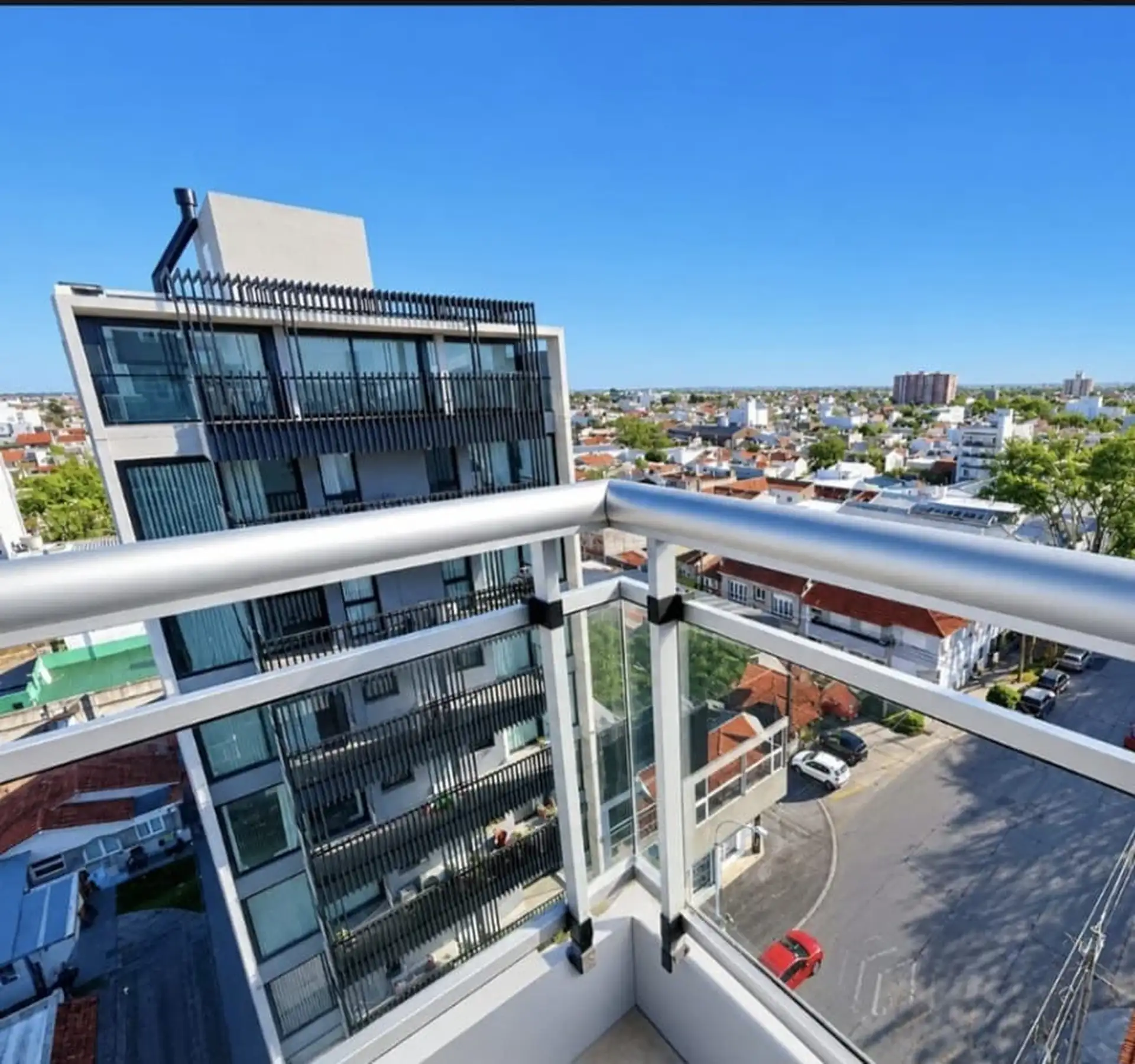 VENTA 2 AMB. FRENTE Y COCHERA- RAWSON 3400