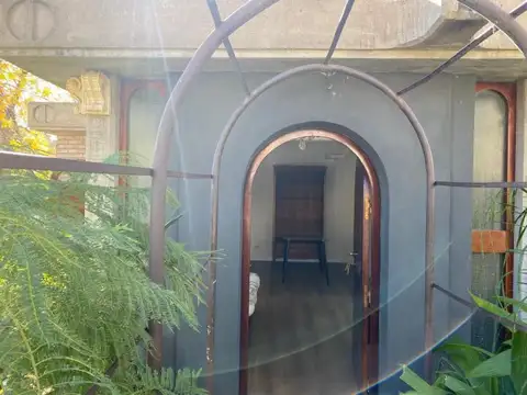Casa Impecable de 1 Dorm., posibilidad 2 dorm,  parque, cochera