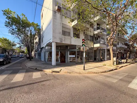 Local de 40m2 en la esquina de lagos y tucuman, barrio pichincha