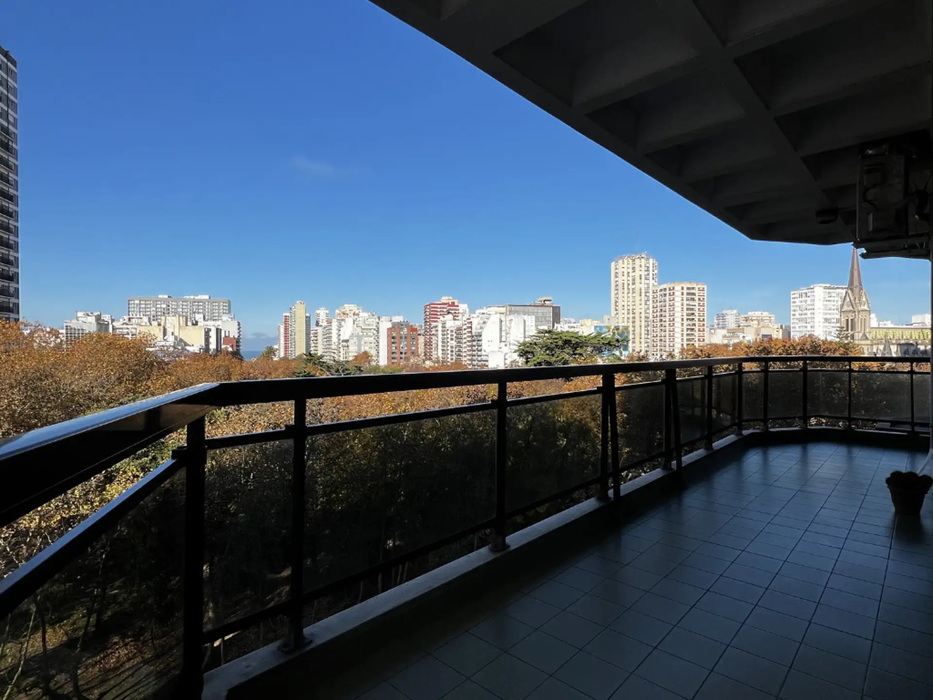 Depto 4 amb, 110m² con cochera y balcón — H. Yrigoyen