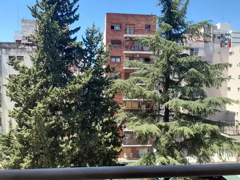 Juana Azurduy al 2300. Excelente y amplio monoambiente con balcón al contrafrente, Edificio con parrilla y laundry.