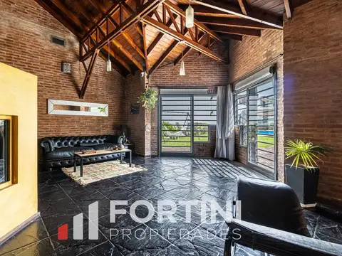 Casa 9 ambientes con 4 baños