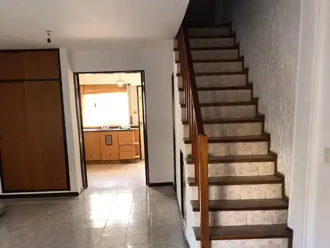 Casa 4 ambientes con 2 baños