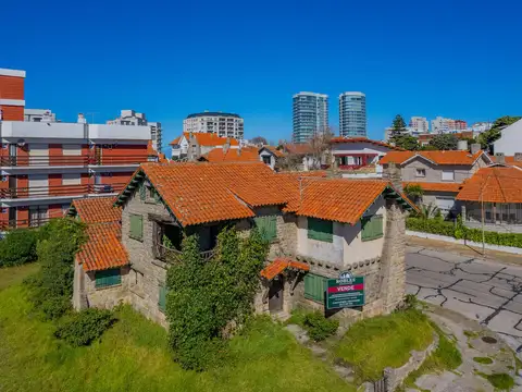 Importante Residencia de Patrimonio Histórico sobre dos lotes, en el excelente barrio Stella Maris.
