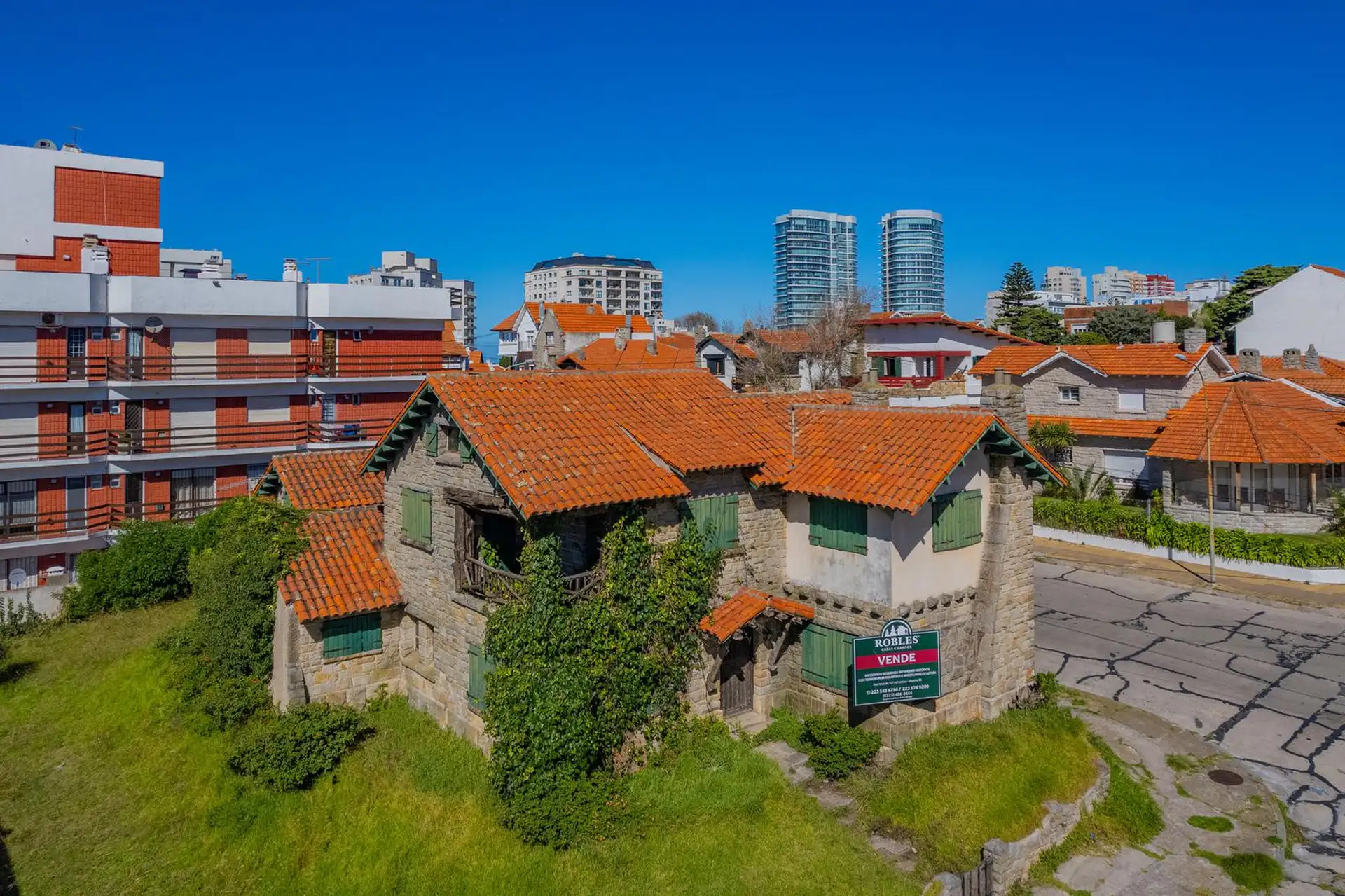 Importante Residencia de Patrimonio Histórico sobre dos lotes, en el excelente barrio Stella Maris.