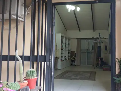 Casa 7 ambientes con 2 baños
