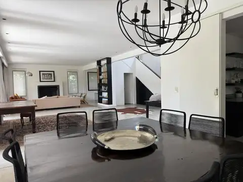 Casa en Alquiler con 2 cocheras