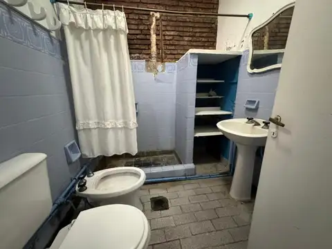 Casa a refaccionar en inmejorable ubicación