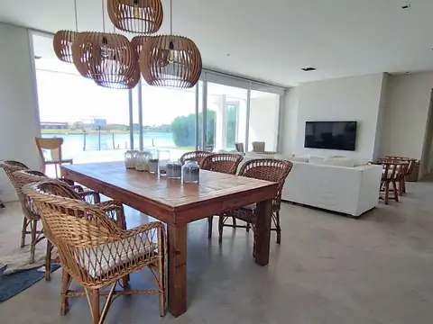 Casa en Alquiler con 2 cocheras