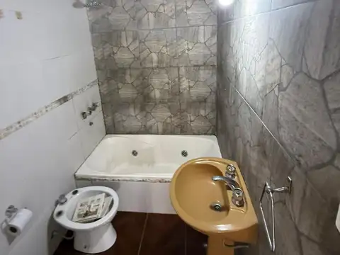 Depto Tipo Casa en Alquiler con 1 cocheras