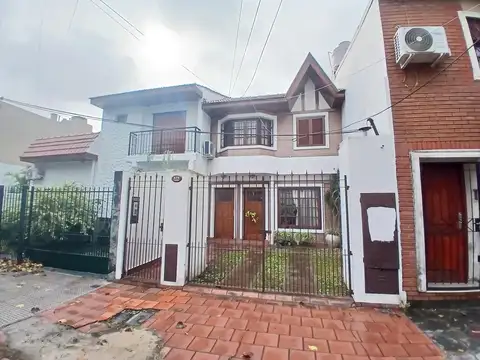 Departamento Tipo Duplex 2 dormitorios, con patio, en gran zona de Banfield VENTA