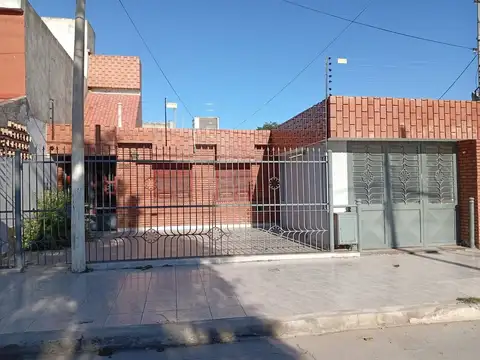 CASA EN VENTA DE 3 DORMITORIOS