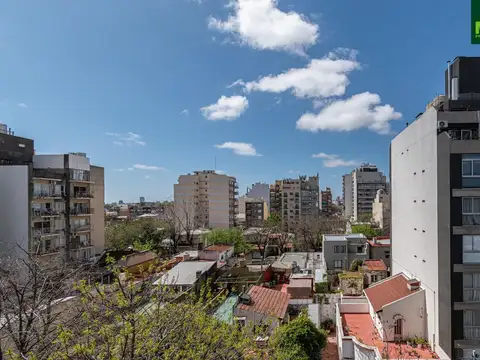Gran Monoambiente con Cocina independiente. Todo Luz !