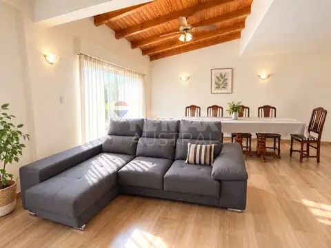 Casa 8 ambientes con 2 baños