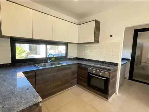 Moderna Casa de 3 Dormitorios con Suite y Pileta en Spring Park