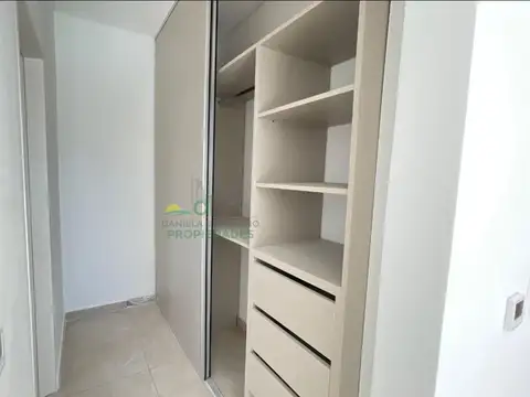 Moderna Casa de 3 Dormitorios con Suite y Pileta en Spring Park