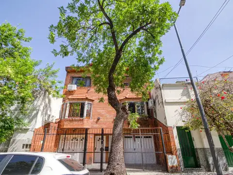 VENTA TRIPLEX 4 AMBIENTES CON PATIO EN BOEDO