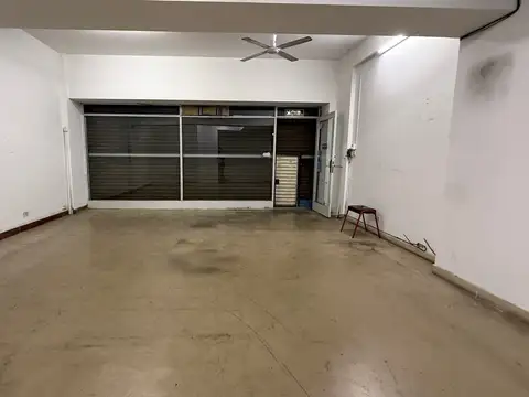 Local comercial 96 m2, ( 51 m2 de Salon ) + 3 Habitaciones +2 baños Muy Buen Est