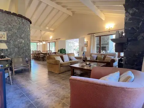 CASA VENTA 6 AMBIENTES CARILO