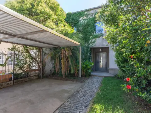 Casa en venta en Olivos, refaccionada, muy linda y con gran jardín al fondo.