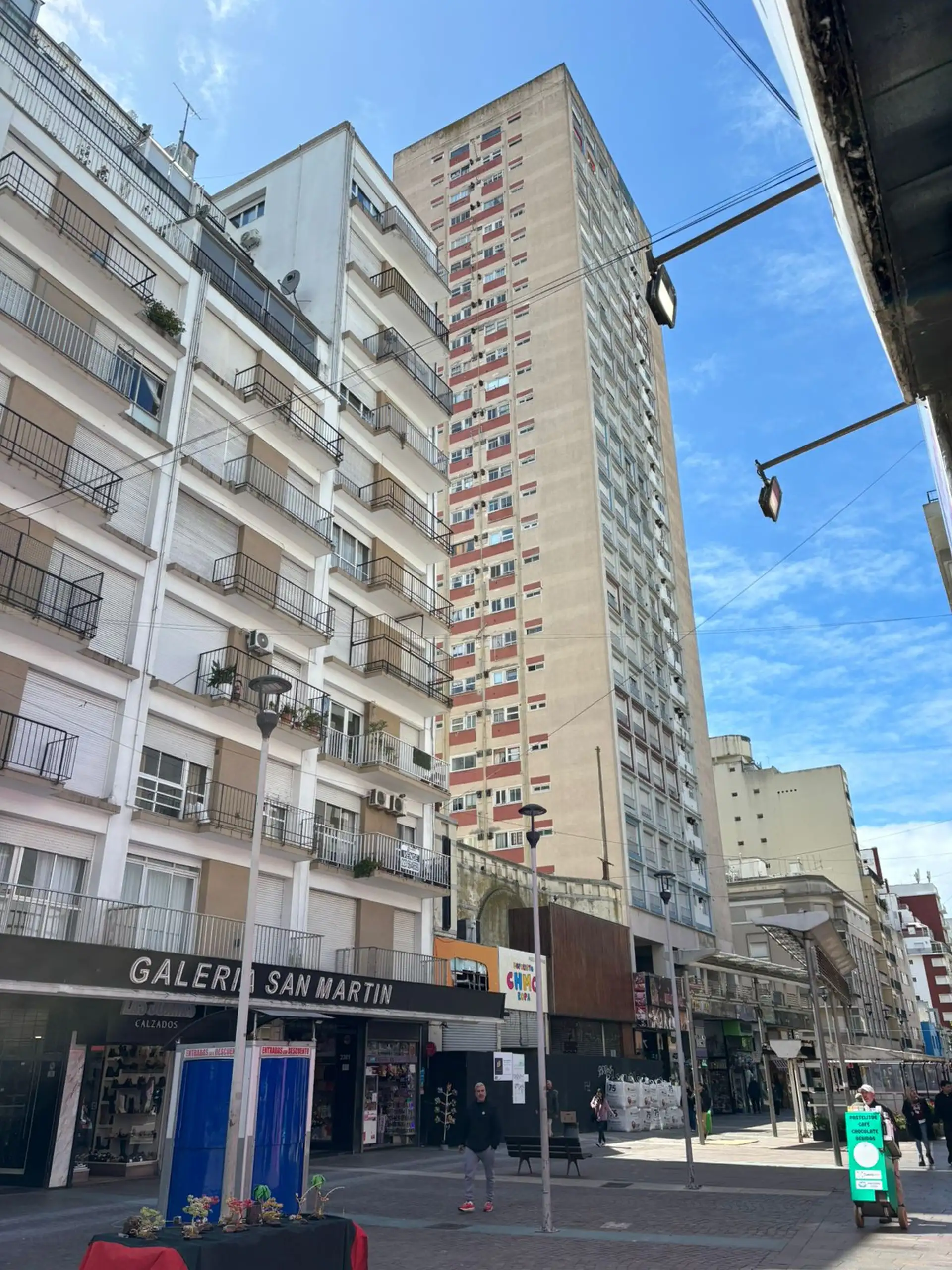 2 ambientes al frente con dependencia de servicio