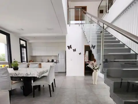 Casa en Venta con 4 cocheras