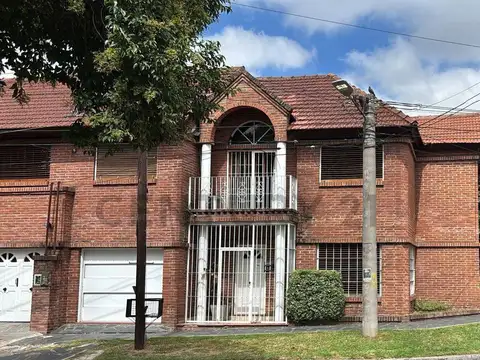 CASA 5 AMBIENTES CASTELAR SUR
