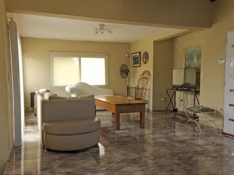 Casa en Alquiler con 3 cocheras