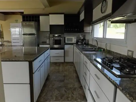 Casa 8 ambientes con 3 baños