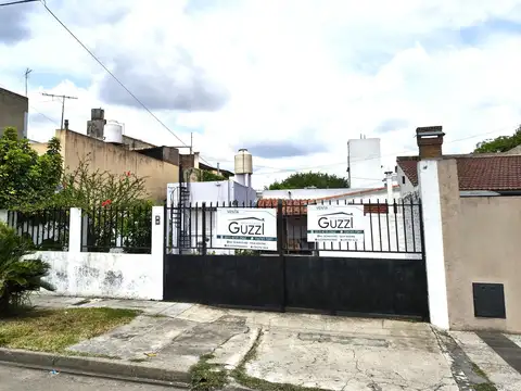 CASA A LA VENTA DE 3 AMBIENTES EN CARAPACHAY. PARA ACTUALIZAR. POSIBLE AMPLIACION. APTA CREDITO